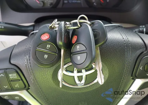 2015 Toyota Sienna L 7 Passenger z USA, uszkodzony, nr VIN 5TDZK3DC1FS598628